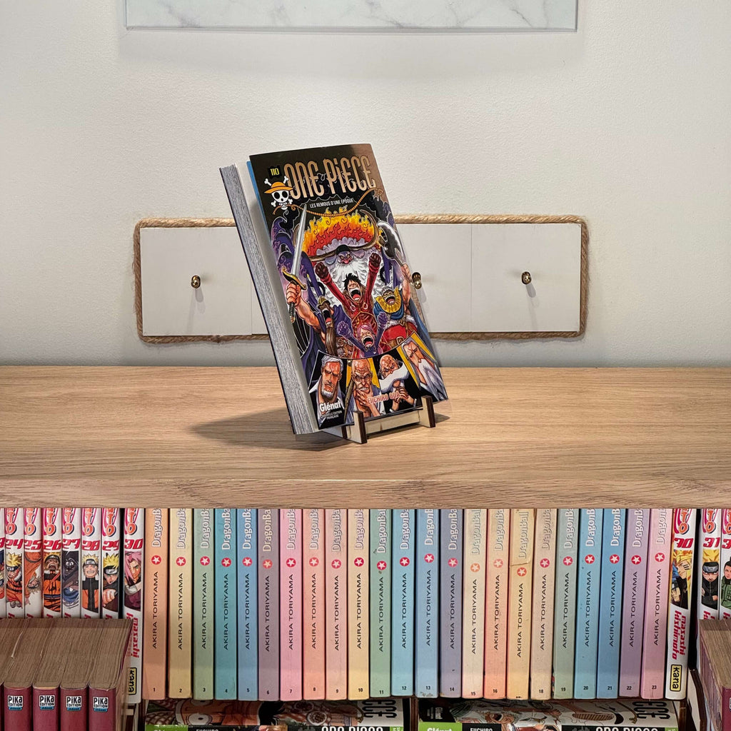 Présentoir manga en bois présentant un tome manga sur une étagère
