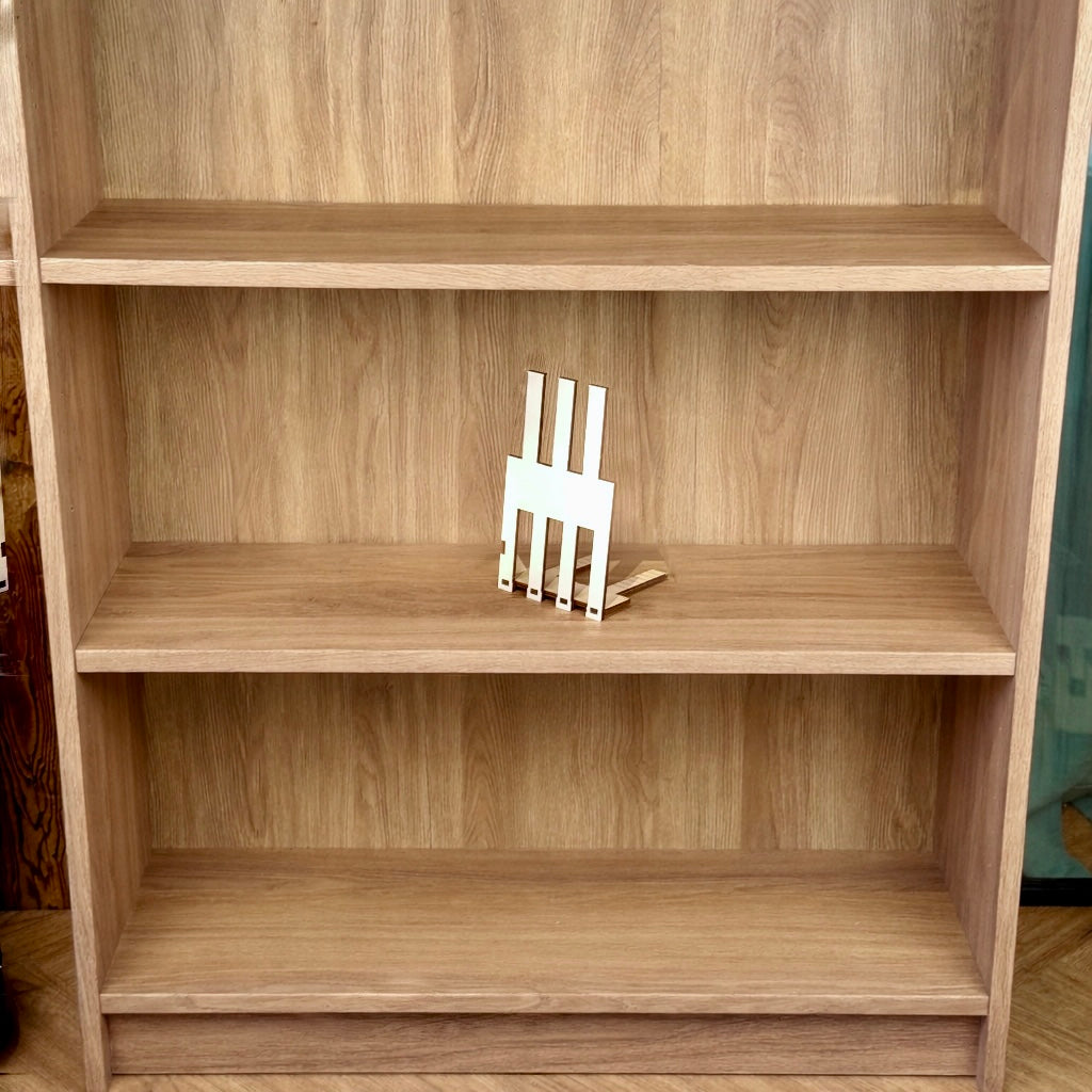 Rallonge de réhausseur modulable en bois posée sur étagère avant installation
