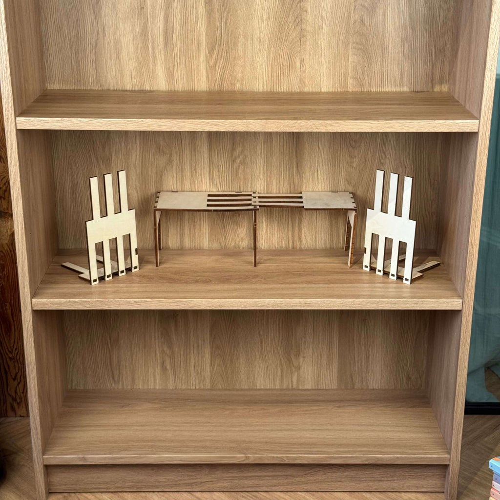 Réhausseur modulable en bois installé sur étagère pour le rangement des mangas et autres 