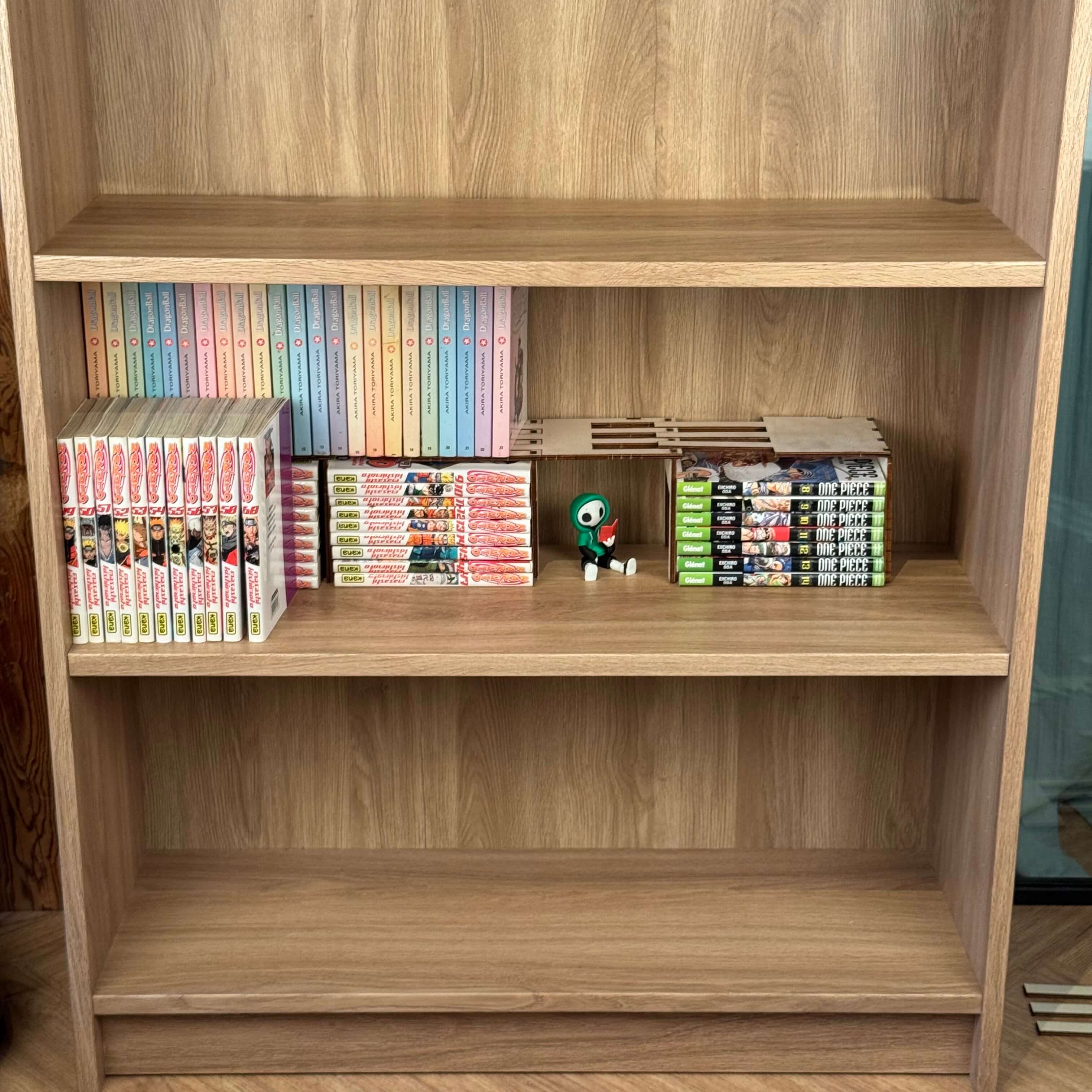 Pack  dix de  réhausseurs modulables en bois installés sur étagère pour mangas