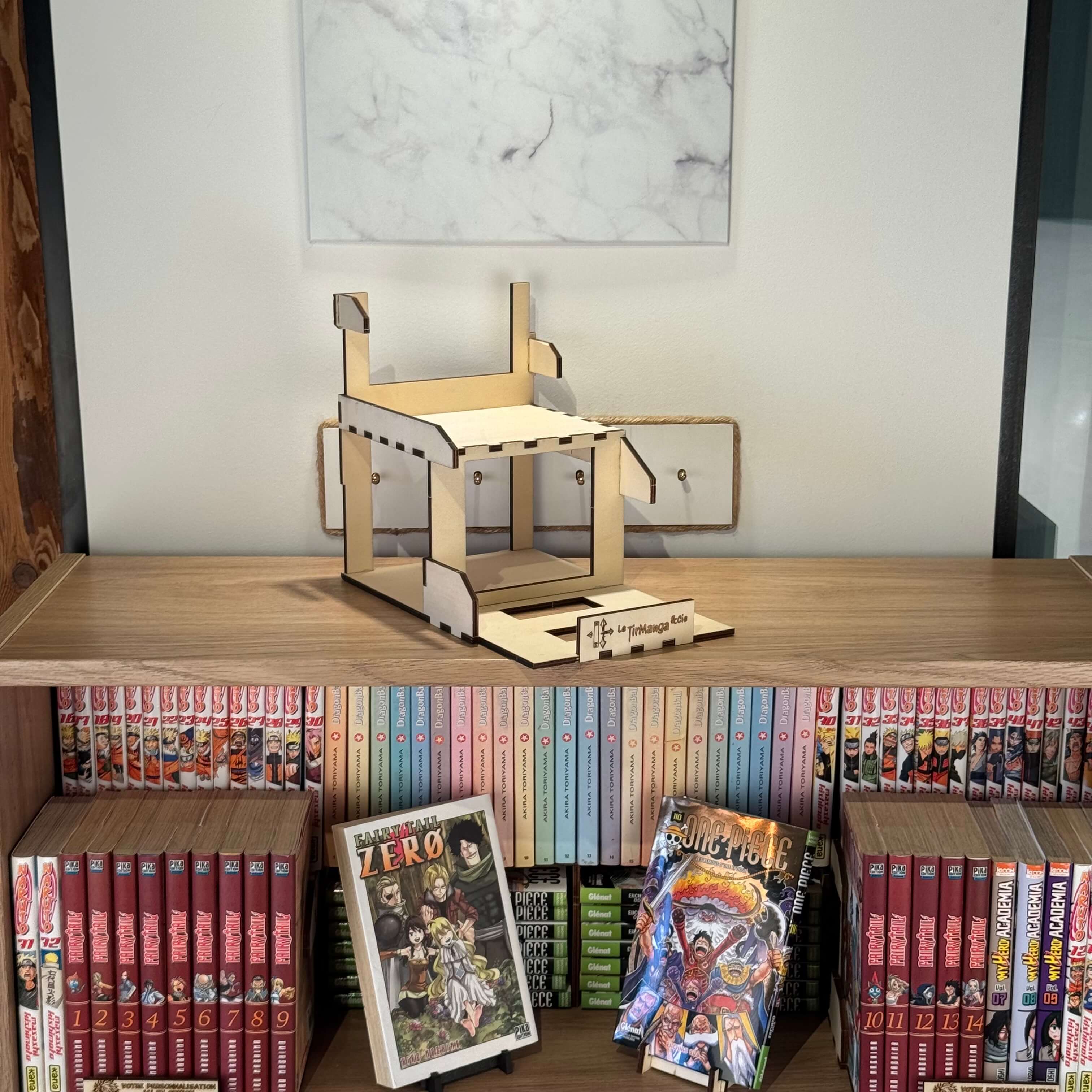 Tiroir de rangement manga TirManga en bois taille M installé sur étagère